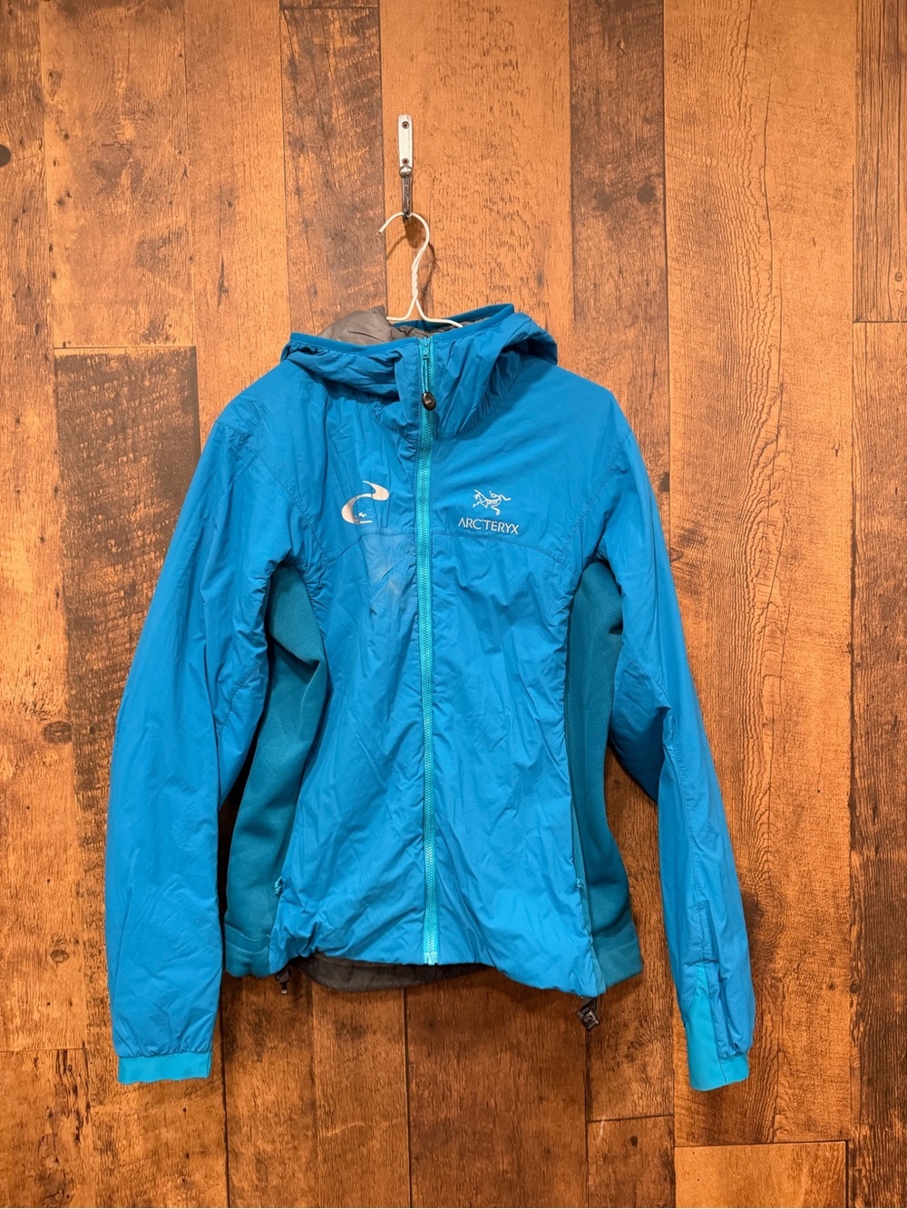 Arc’teryx women’s atom blue jacket large *logo*